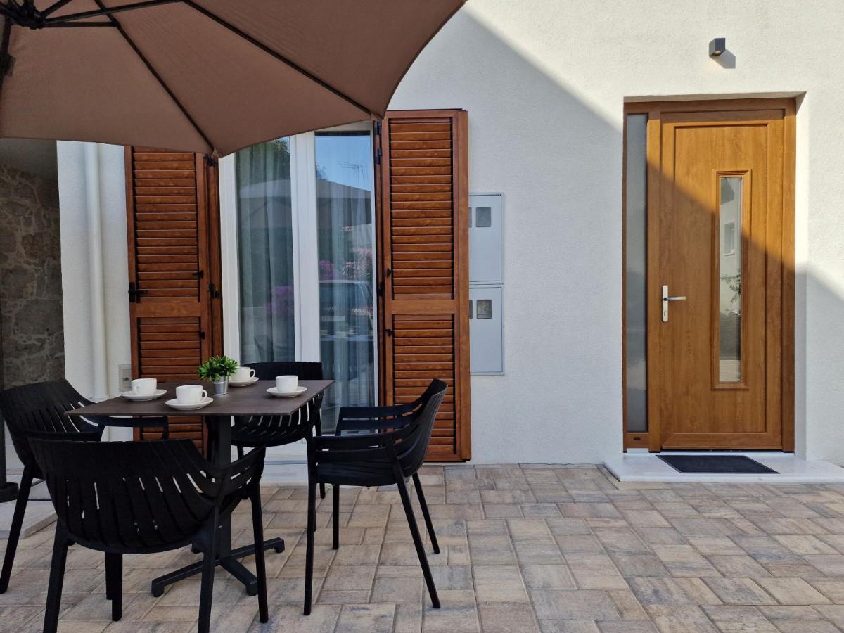 Apartments Miamare Примоштен Экстерьер фото