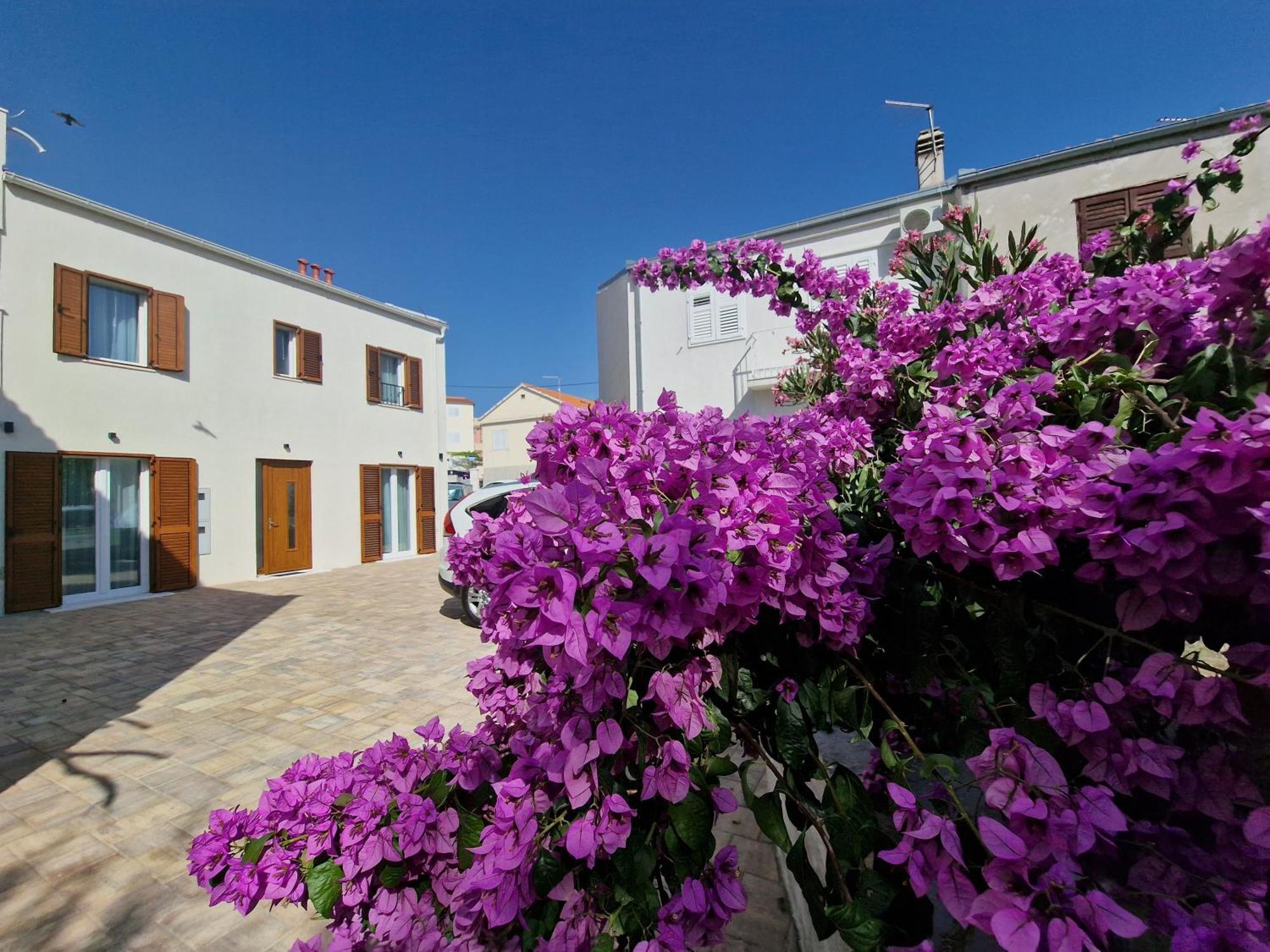 Apartments Miamare Примоштен Экстерьер фото